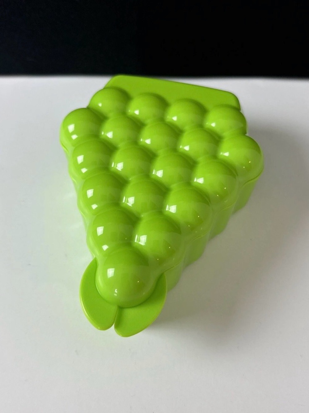 Tupperware Forget Me Not Grape Keeper Snack Container Green Grapes